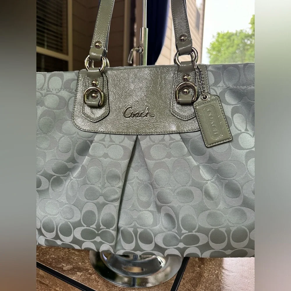 Coach Shoulder bag Sale Price🎁🥳 - Picture 3 of 16